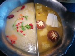 白肉酸菜花胶鸡双拼鸳鸯锅-湊湊火锅·茶憩(上海合生汇店)