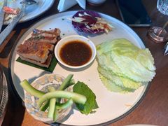 蜜糖炭烧猪颈肉配沙拉-星叶·东南亚料理(宁波万象汇店)
