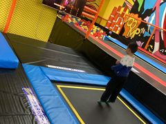 -爱蹦iBOON蹦床运动馆(江汉店)