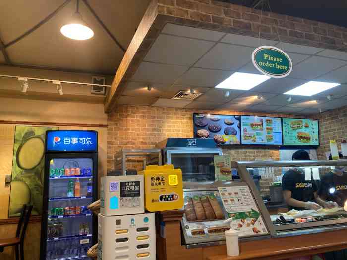 赛百味subway(上海影城店)-"来看电影,但是还需要等一会时间,就看到旁