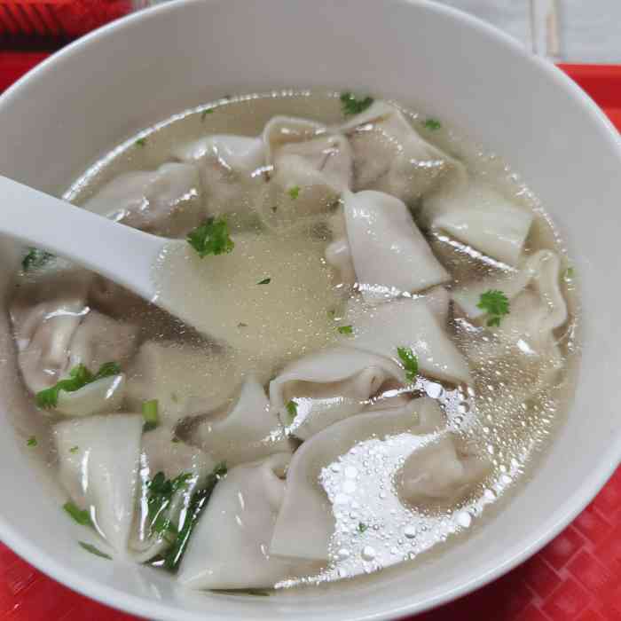 周震馄饨-"[薄荷]环境:对面就是停车场,店里位置."-大众点评移动版