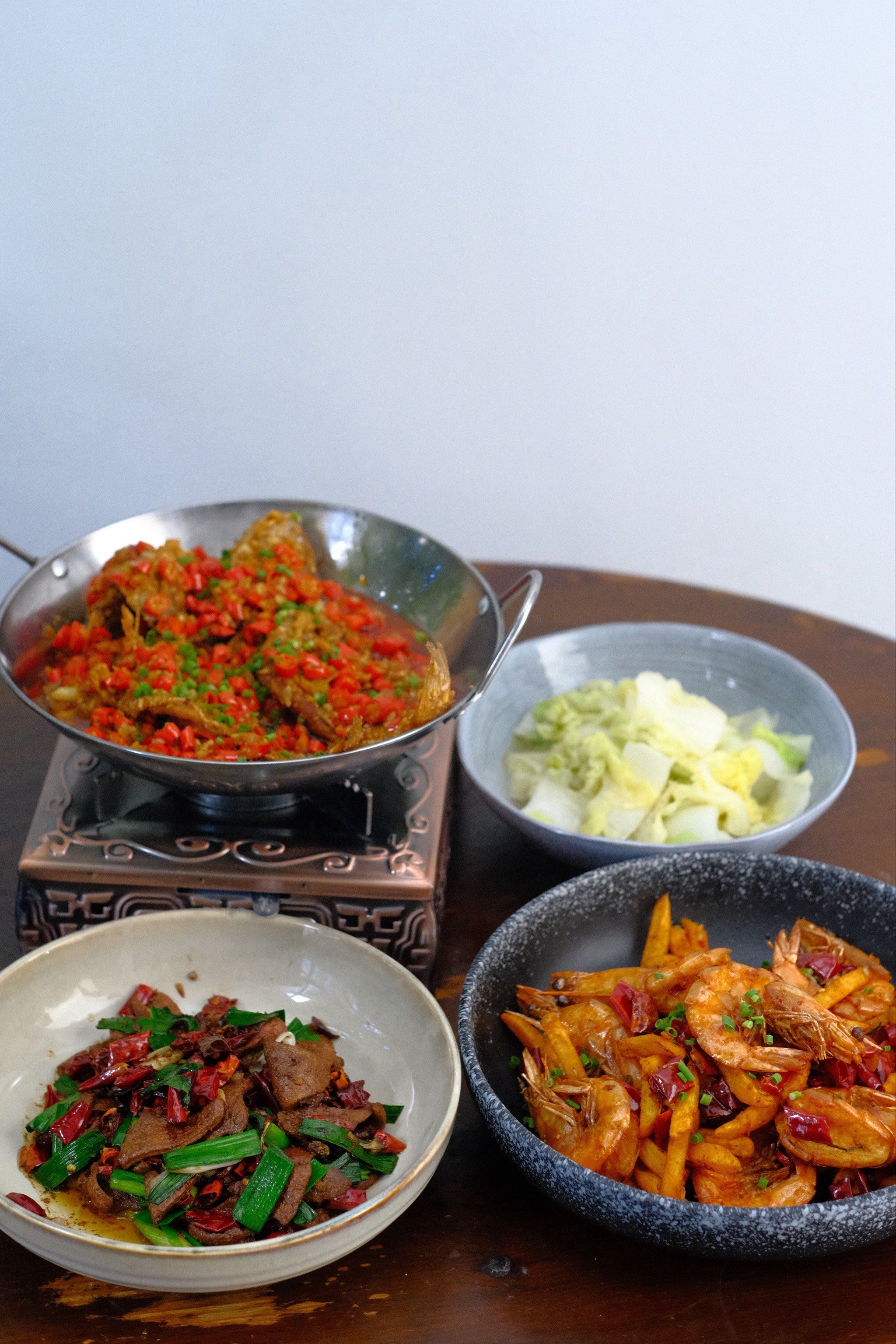 在古城附近 214国道上 亚星大饭店斜对面
导航:大理隆湘家

