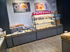 面包甜点陈列柜-皇冠幸福里动物奶油生日蛋糕(龙阳村地铁站店)