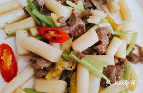 Stir-fried Tender Beef with Lotus Root Stems