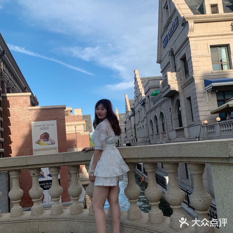 夏天来了，和心爱的人去威尼斯水城划船吃海鲜吧