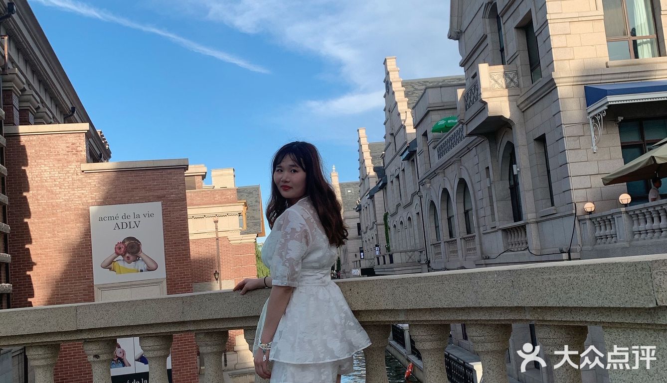 夏天来了，和心爱的人去威尼斯水城划船吃海鲜吧