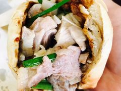 火烧卷肉-金卯白肉罩火烧