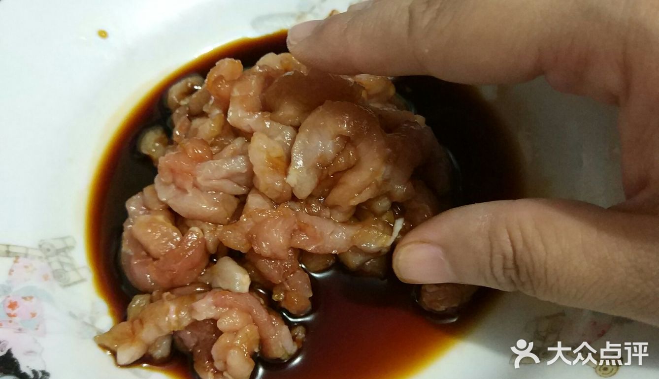炒精肉，也能叫极简版的小炒肉吧