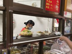 阿姨娴熟抓粉-宋记海南粉传承老店(人民西路店)