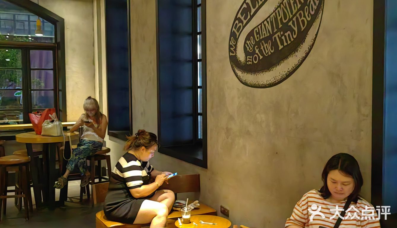 游玩累时座一会，来一杯冰咖感受一下滨江的风！