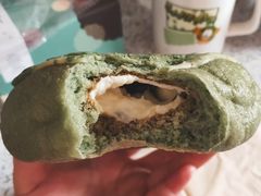抹茶红豆软欧包-风车面包