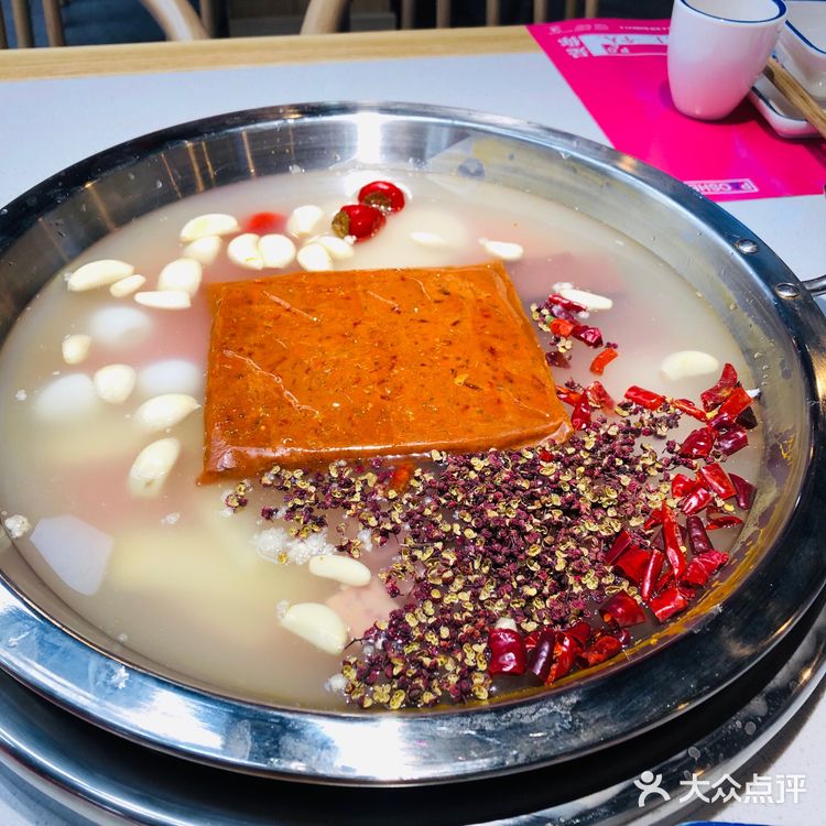 在红油锅底里煮过以后，多了一分泡椒味