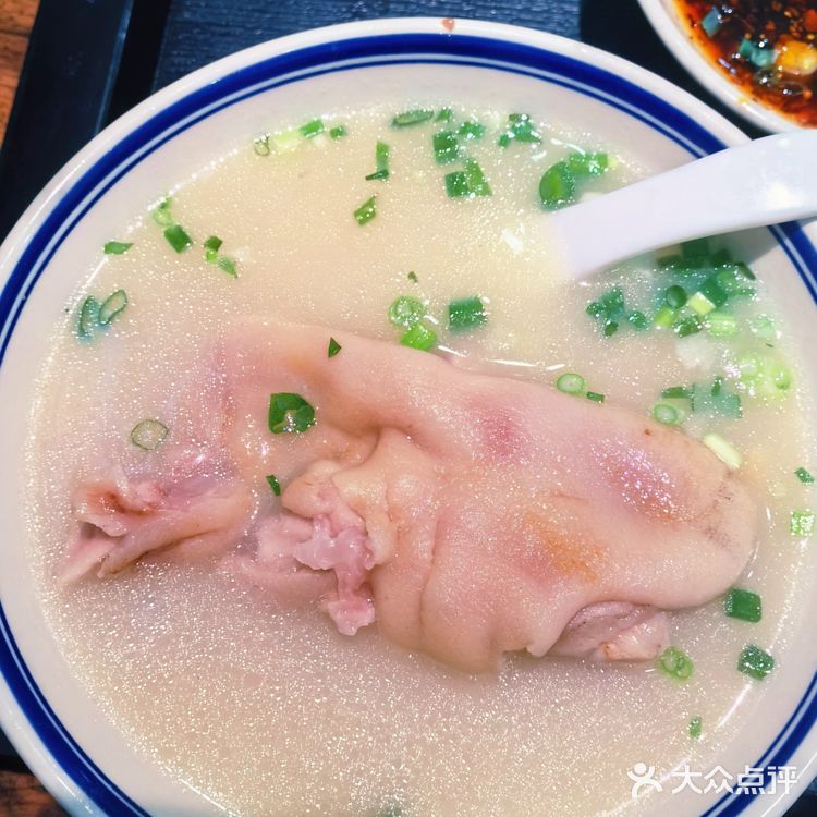 解放碑协信星光背后的一家宝藏午餐店，软糯滑嫩的蹄花！