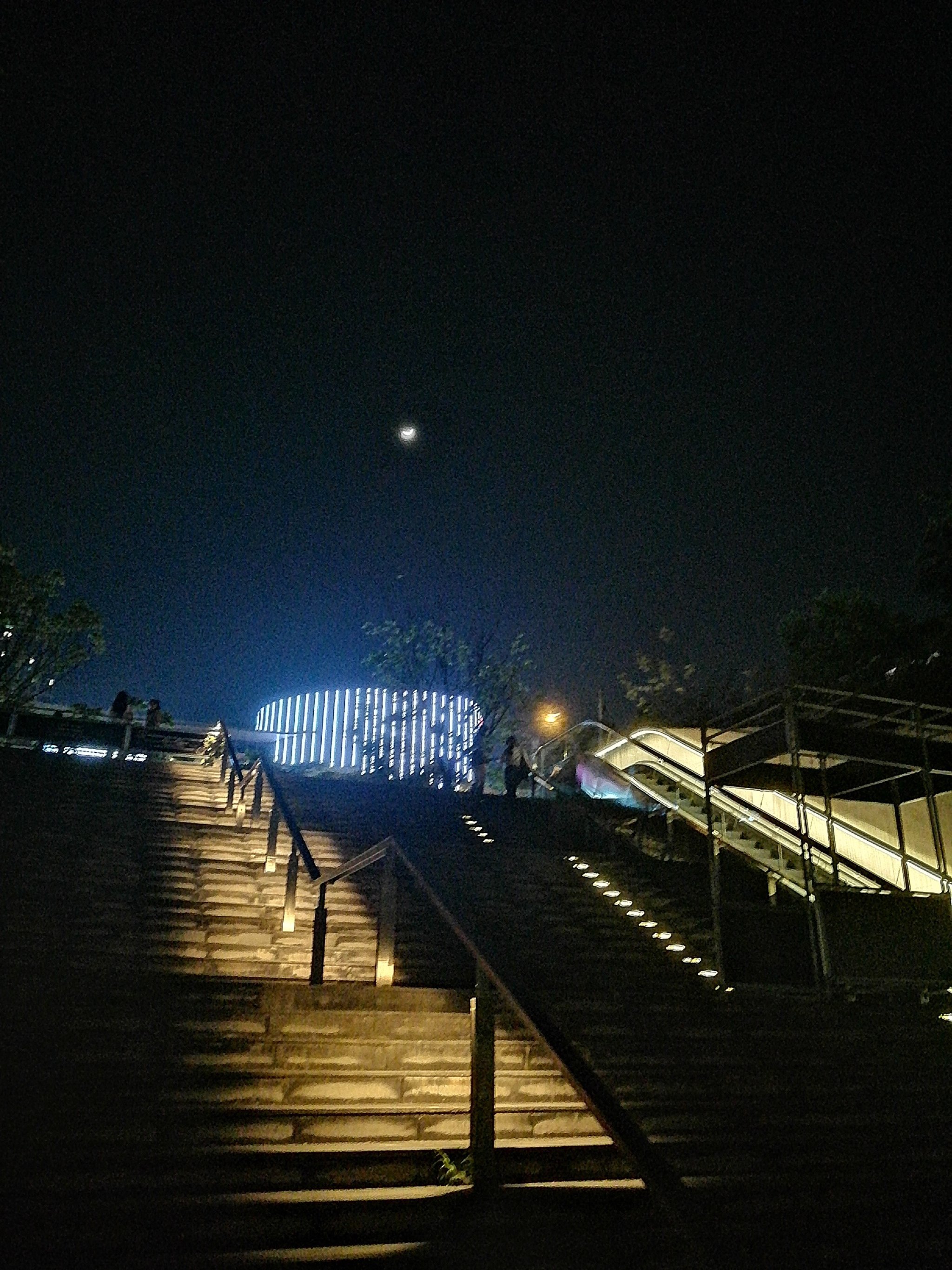 夏夜城市惬意好逛处/大源公园下沉广场