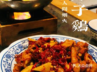 ♀️这家店的装饰以复古为主,连碗筷都是那种复古的感