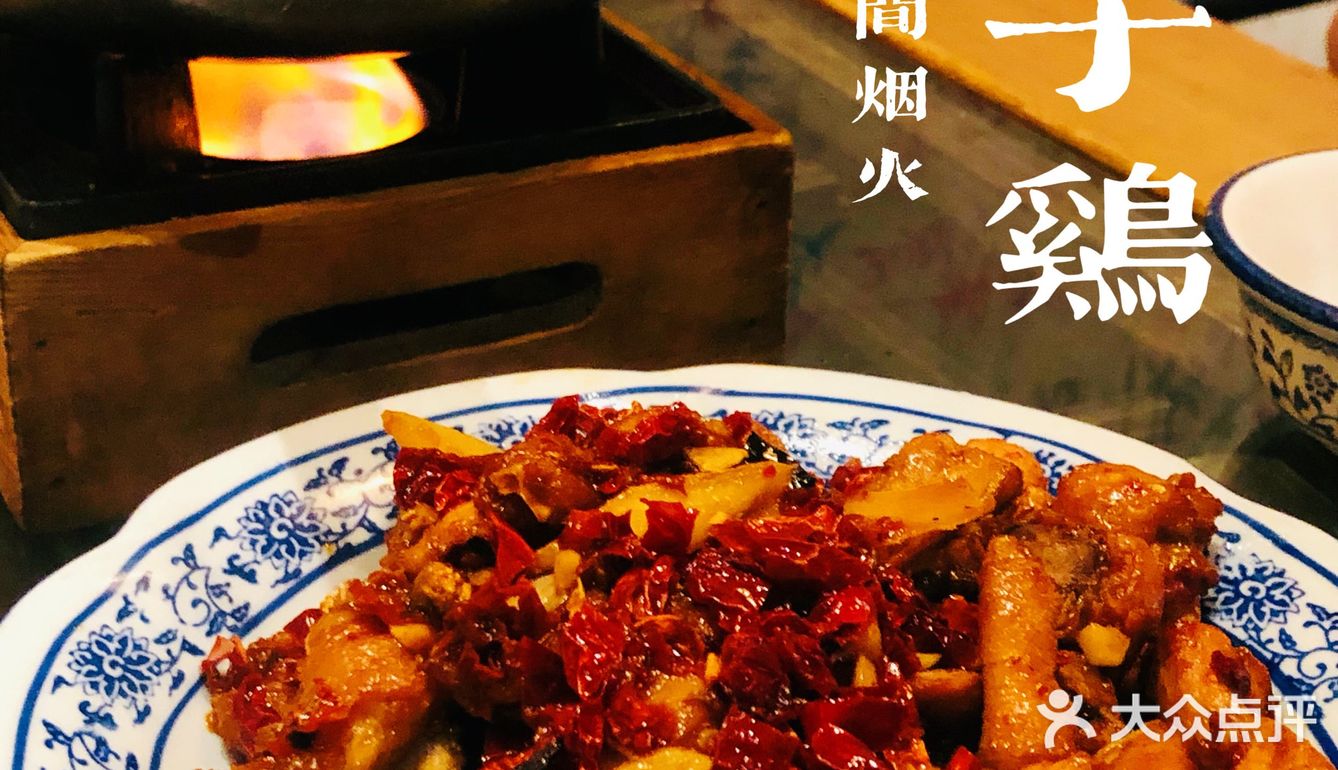 ‍♀️这家店的装饰以复古为主，连碗筷都是那种复古的感