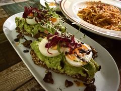 牛油果水波滚蛋配全麦面包-SONGUOLIFE松果咖啡(七莘路店)