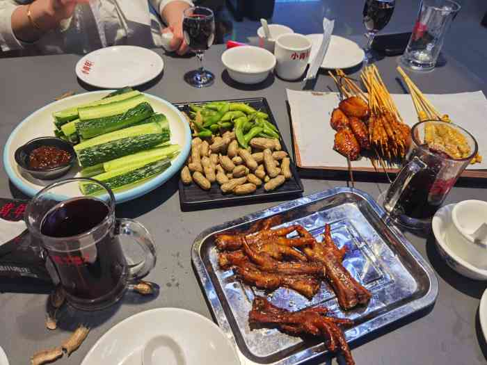 小青年烧烤(东悦城旗舰店)-"[薄荷]环境: 饭店的风格从门口就开始蔓.