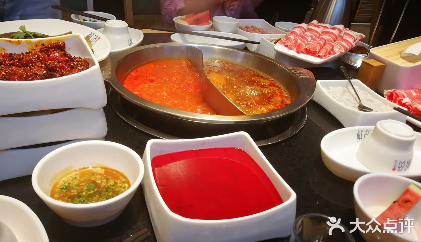 泥鳅现杀的，还在不停的扭动，血可以，辣锅很辣很麻