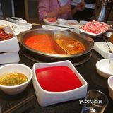 泥鳅现杀的，还在不停的扭动，血可以，辣锅很辣很麻