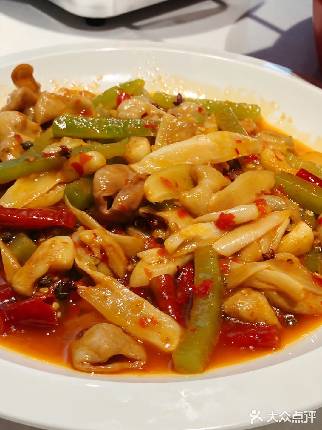 特别是那个— 乐山跷脚牛肉汤，汤很咸鲜的口感