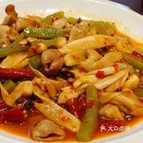 特别是那个— 乐山跷脚牛肉汤，汤很咸鲜的口感