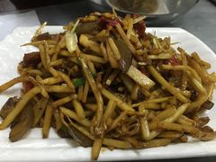 酸笋炒带皮牛肉-红鼻子桂林米粉(金唐新光界店)