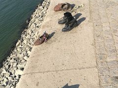 景点-多瑙河畔鞋履雕塑