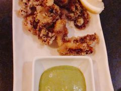 香酥鱿鱼圈配香草蛋黄酱-WOLFGANG PUCK KITCHEN & BAR(迪士尼小镇店)