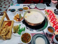 -洪氏嗨捞·广东猪肚鸡·椰子鸡火锅(西咸万象城店)
