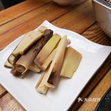 坐在了院子里，夏天在院子里还是很舒服的