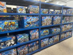-逝水玩具折扣店