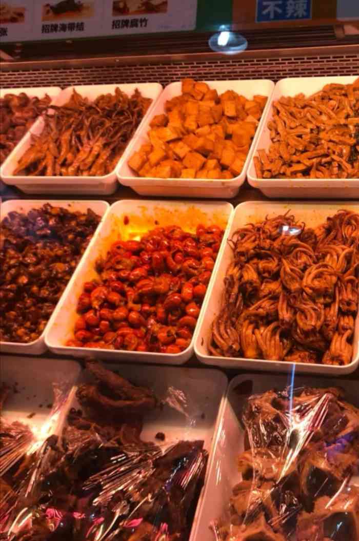 套餐素菜任选150克用券买的绝味鸭脖素菜套餐团了两张券小姐姐很认真