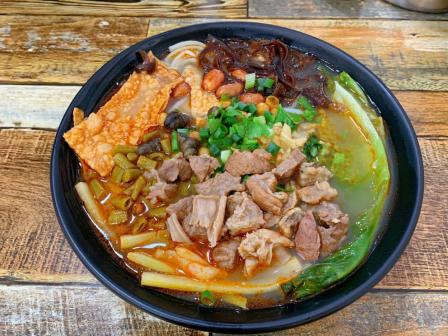 想不到牛腩能跟螺蛳粉混搭,味道不错.