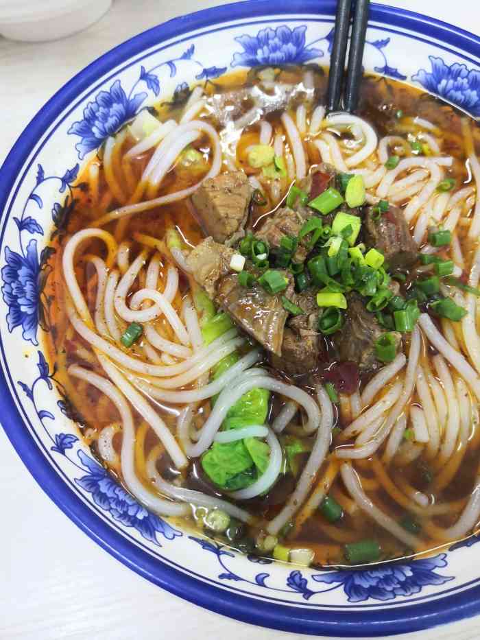 点了一个酱汁牛肉粉一个小鱼,小鱼太油了