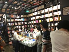 -钟书阁(松江泰晤士小镇店)