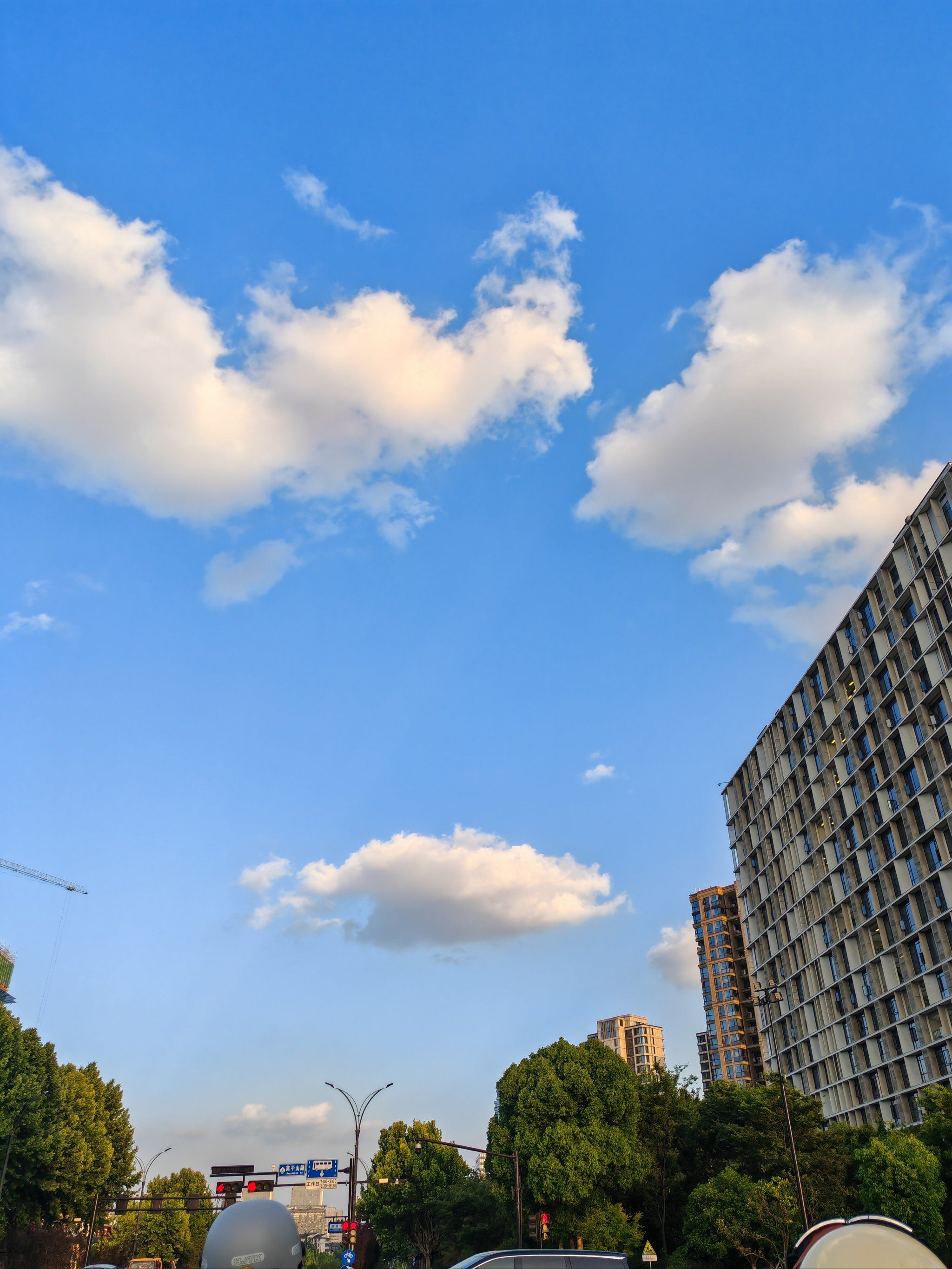 天空 随手拍天空 城市广场 感受骑行的独特魅力