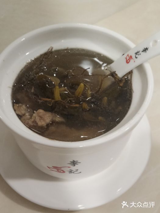 李记鹅肉粿条石橄榄炖排骨汤图片