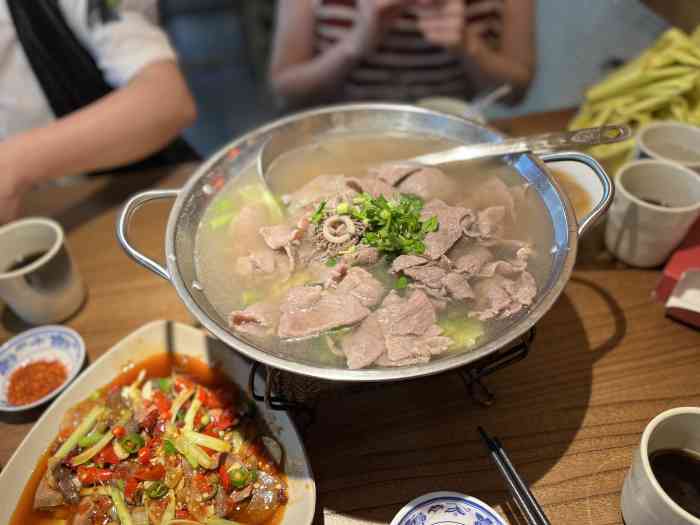 冯四娘乐山跷脚牛肉(上海直营店)-"02门口看起来不大,里面还是不小