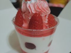 草莓慕斯杯-沁园(南坪上海城店)