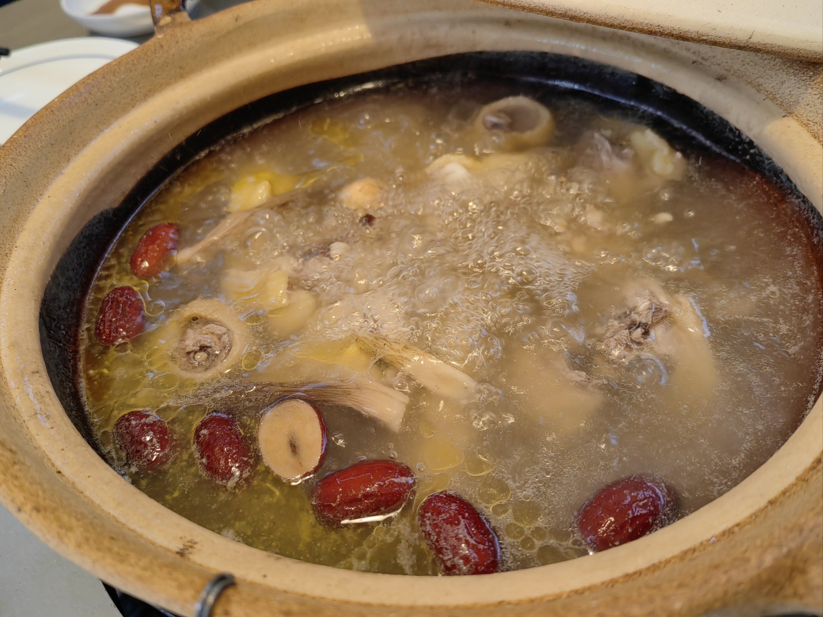 就在深圳也可以吃到炭炉鸡煲哦