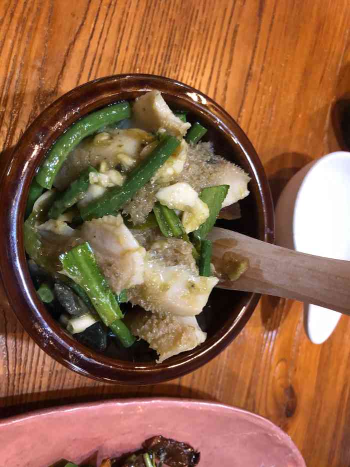 兩個人,點了香茅草烤羅非魚,傣味菠蘿飯,炸包漿豆腐配蘸水,包燒野生