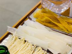 -毛辣果·贵州红酸汤牛肉火锅(西单店)
