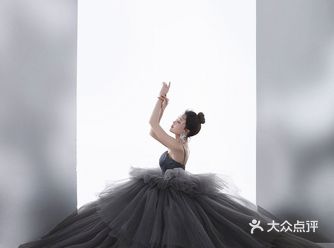 极简室内婚纱照，简约不简单，微小表情互动融入甜蜜婚纱