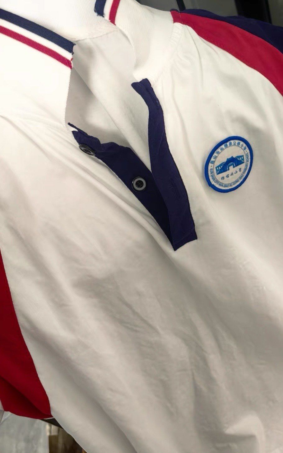 0元玩转这座城 在体育馆的一家店,是学校要求的校服购买兑换的地方