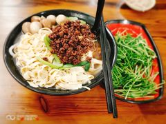 -丽虹云南过桥米线(兴工街店)