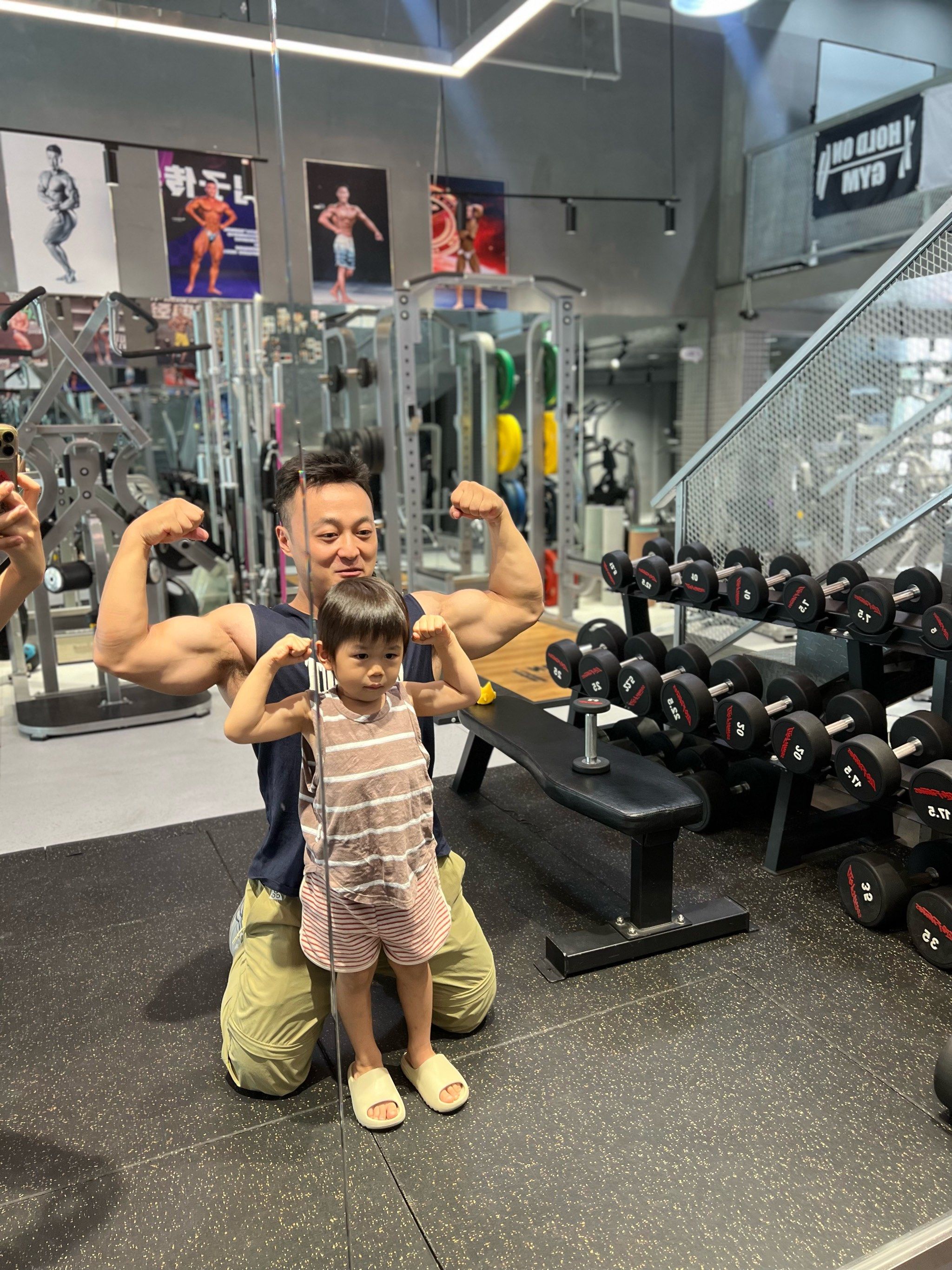 小孩哥健身哈哈哈哈