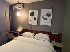 -卡罗酒店(东门晒布地铁站店)