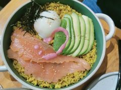 烟熏三文鱼温泉蛋牛油果饭-Artisan匠匠(中央大街店)