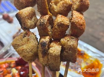 越秀旁边这个大棚子烤串……